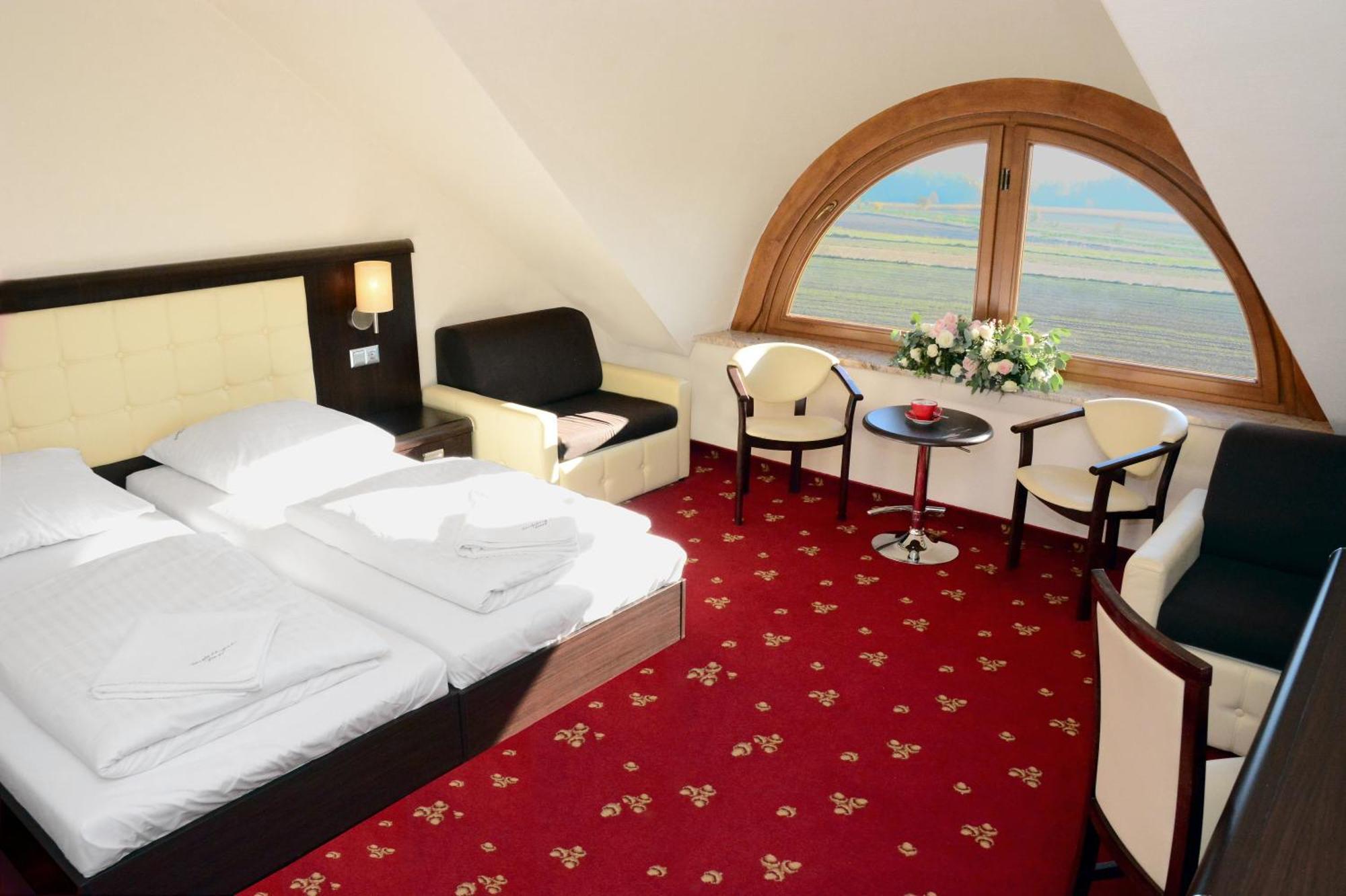 נובה סלופיה Hotel Swietokrzyski Dwor מראה חיצוני תמונה