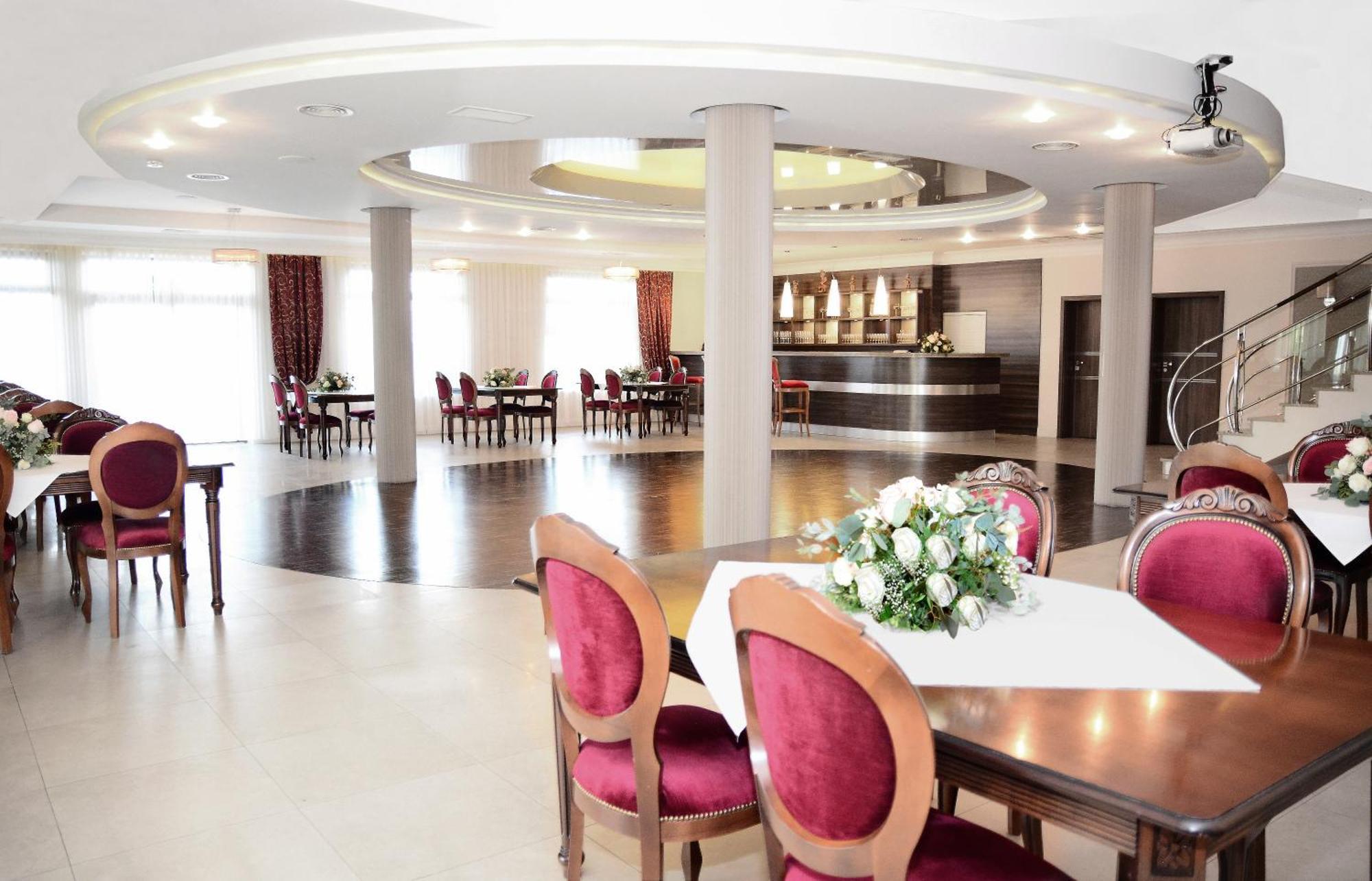 נובה סלופיה Hotel Swietokrzyski Dwor מראה חיצוני תמונה