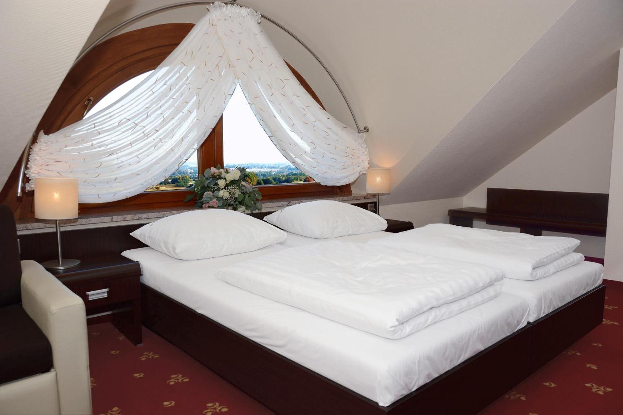 נובה סלופיה Hotel Swietokrzyski Dwor מראה חיצוני תמונה