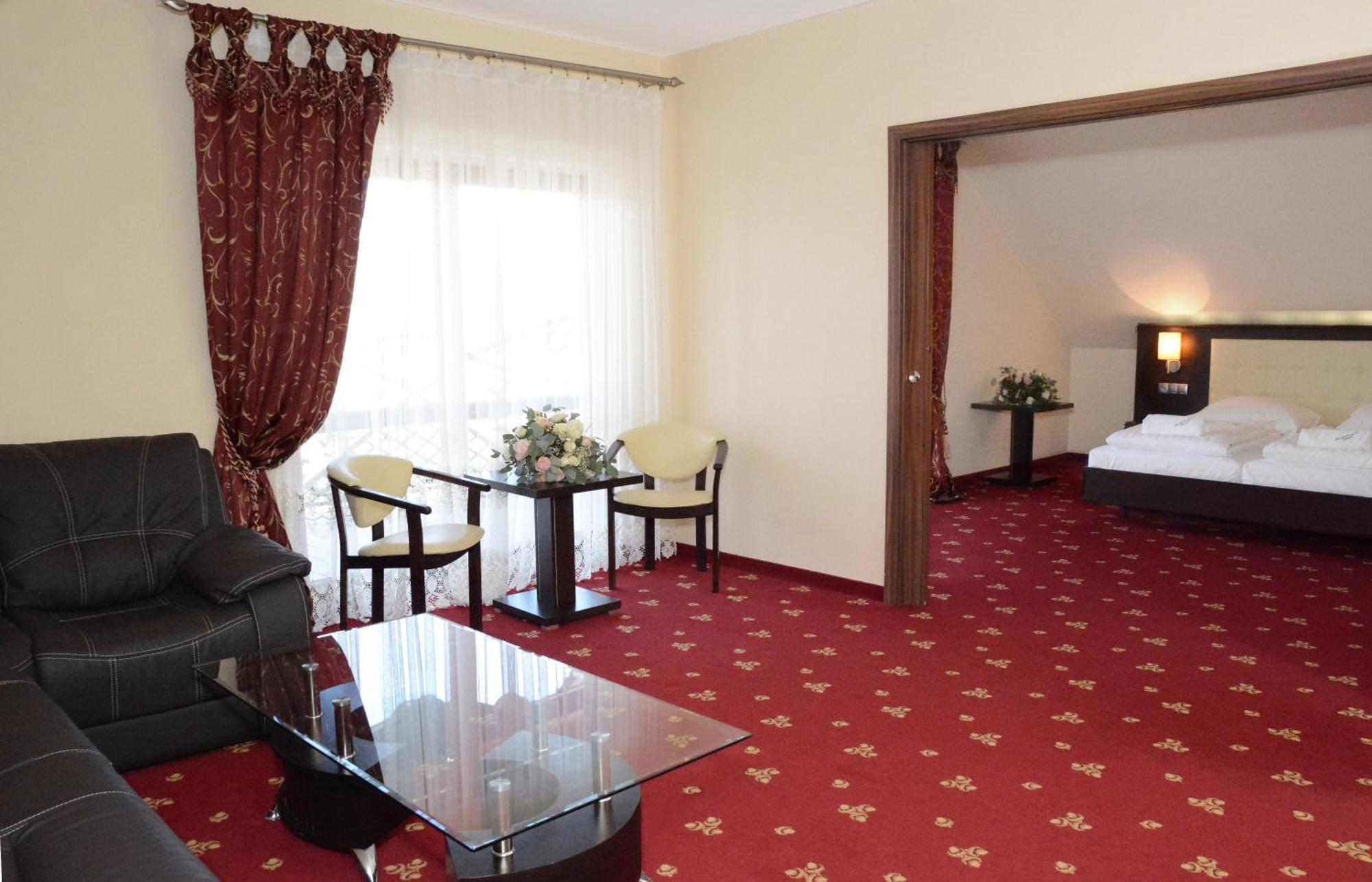 נובה סלופיה Hotel Swietokrzyski Dwor מראה חיצוני תמונה