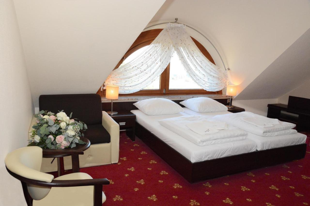 נובה סלופיה Hotel Swietokrzyski Dwor מראה חיצוני תמונה